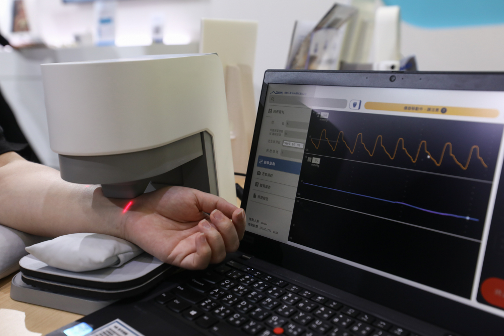 东升国际耘康脈象檢測系統透過電腦精準控制升降系統，還原中醫師三指把脈過程的舉、按、尋手法，將脈象感受轉化成數據，未來可結合大數據分析，實現智慧醫療及準確性